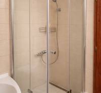 Prenájom 3-izbového bytu so záhradkou, 81m2, Pezinok-Centrum. - Sprchovací kút v 3-izbovom byte s jednoduchým dizajnom a svetlými obkladmi.