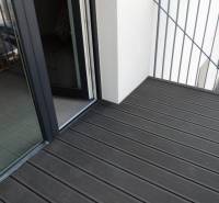 Moderná garsónka v obľúbenej Rezidencii Tematínska - Piešťany - Balkón s drevenou podlahou na ulici Bodona, súčasť garsónky s veľkým oknom.