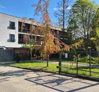 Moderná garsónka v obľúbenej Rezidencii Tematínska - Piešťany - Na ulici Bodona sa nachádza budova so zeleňou, vhodná ako garsónka.