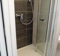 Moderná garsónka v obľúbenej Rezidencii Tematínska - Piešťany - Sprchový kút s dverami nachádzajúci sa v garsónke na ulici Bodona.