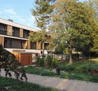 Moderná garsónka v obľúbenej Rezidencii Tematínska - Piešťany - Bytový dom na ulici Bodona, obklopený zeleňou a stromami, ideálny pre garsónka bývanie.