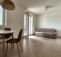 Moderná garsónka v obľúbenej Rezidencii Tematínska - Piešťany - Garsónka na ulici Bodona s dreveným nábytkom, gaučom, stolom, balkónom a kuchynskou linkou.