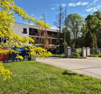 Moderná garsónka v obľúbenej Rezidencii Tematínska - Piešťany - Budova na ulici Bodona s farebnými kontajnermi, Garsónka v príjemnom, zelenom prostredí.