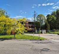 Moderná garsónka v obľúbenej Rezidencii Tematínska - Piešťany - Stromy a kríky pri oplotenom pozemku, blízko križovatky na ulici Bodona.