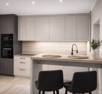 Prenájom 2-izbový byt s loggiou, 54m2, Bratislava-Petržalka - Kuchyňa v 2-izbovom byte s podlahou s dreveným dekorom, modernou linkou a jedálenským stolom.