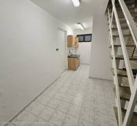 PRENÁJOM OBCHODNÉHO PRIESTORU 120m2/ DUBNIČKA- TRŽNICA - Interiér s bielymi stenami, kuchynskou skrinkou, schodiskom a podlahou s dreveným dekorom.