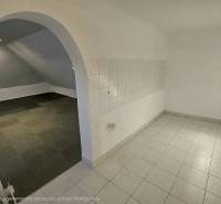 PRENÁJOM OBCHODNÉHO PRIESTORU 120m2/ DUBNIČKA- TRŽNICA - Interiér obchodných priestorov s klenutým prechodom a kombinovanými podlahami.