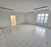 PRENÁJOM OBCHODNÉHO PRIESTORU 120m2/ DUBNIČKA- TRŽNICA - Prázdne obchodné priestory s dlažbou a oknom.