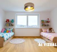 PRENÁJOM | 3i tehlový BYT, 90 m², centrum PO, balkón , ZARIADENÝ - Detská izba s dvoma posteľami, regálmi a podlahou s dreveným dekorom v 3-izbovom byte.