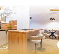 PRENÁJOM | 3i tehlový BYT, 90 m², centrum PO, balkón , ZARIADENÝ - Interiér 3-izbového bytu s kuchynskou linkou a podlahou s dreveným dekorom.