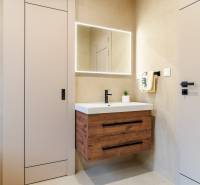 PRENÁJOM | 3i tehlový BYT, 90 m², centrum PO, balkón , ZARIADENÝ - Kúpeľňa v 3-izbovom byte s podsvieteným zrkadlom a skrinkou s dreveným dekorom.