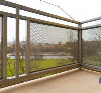 PRENÁJOM | 3i tehlový BYT, 90 m², centrum PO, balkón , ZARIADENÝ - Balkón v 3-izbovom byte na Budovateľskej ulici s pohľadom na zeleň v Prešove.