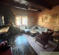 Štýlová chalupa v horskej dedinke Ratkovské Bystré - Obývacia izba v rodinnom dome s rustikálnym nábytkom a podlahou s dreveným dekorom.