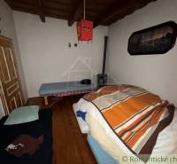 Exkluzívne: Pekná chalupa v obci Lipovec - Izba v rodinnom dome s dreveným dekorom podlahy a jednoduchým zariadením.