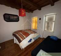 Exkluzívne: Pekná chalupa v obci Lipovec - Spálňa v rodinnom dome s dekoratívnymi prvkami a podlahou s dreveným dekorom.