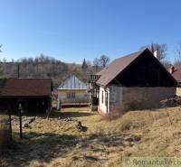 Exkluzívne: Pekná chalupa v obci Lipovec - Rodinný dom v Lipovci s kamennou záhradou a prírodným prostredím na svahu.