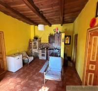 Exkluzívne: Pekná chalupa v obci Lipovec - Interiér rodinného domu s dreveným stropom a žltými stenami.