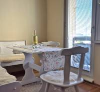 Zariadený 2-izbový byt 64 m² s 6 m² loggiou na sídlisku 