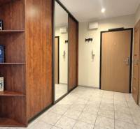 Zariadený 2-izbový byt 64 m² s 6 m² loggiou na sídlisku 