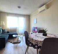 Zariadený 2-izbový byt 64 m² s 6 m² loggiou na sídlisku 
