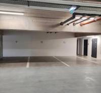 Novostavba 1 izbový byt, Bernolákovská ulica, Ivanka pri Dunaji - Parkovacia garáž s číslami miest na Bernolákovskej ulici v Senci.