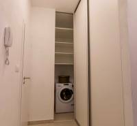 Novostavba 1 izbový byt, Bernolákovská ulica, Ivanka pri Dunaji - Úzka chodba v 1-izbovom byte s práčkou a posuvnými dverami.