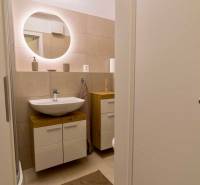 Novostavba 1 izbový byt, Bernolákovská ulica, Ivanka pri Dunaji - Kúpeľňa s umývadlom a zrkadlom, súčasť 1-izbového bytu.