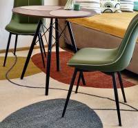 Novostavba 1 izbový byt, Bernolákovská ulica, Ivanka pri Dunaji - Interiér 1-izbového bytu s farebným kobercom, stolom a zelenými stoličkami, podlaha s dekórom.