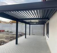 Rodinný dom na Devätinovej ulici na prenájom - Rodinný dom na Devätinovej ulici v Bratislave - Podunajských Biskupiciach má terasu s pergolou.