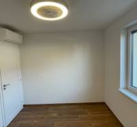 Rodinný dom na Devätinovej ulici na prenájom - Miestnosť v rodinnom dome s podlahou s dreveným dekorom, klimatizáciou a oknom.