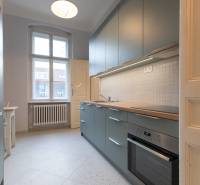 3-izbový byt s vysokými stropmi, Staré Mesto - Kuchyňa s bielou dlažbou v 3-izbovom byte, vybavená modernou linkou a sporákom.