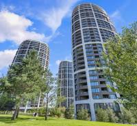 Predaj luxusný 2-izbový byt, 52 m2, Továrenská ul, SKY PARK - Výškové budovy obklopené zeleňou v Bratislave - Starom Meste na Továrenskej.
