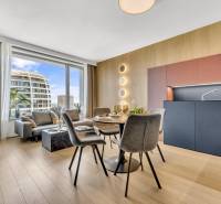 Predaj luxusný 2-izbový byt, 52 m2, Továrenská ul, SKY PARK - Jedálenský stôl s kreslami v 2-izbovom byte s podlahou s dreveným dekorom.