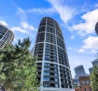 Predaj luxusný 2-izbový byt, 52 m2, Továrenská ul, SKY PARK - Výškové bytové domy so zaoblenými tvarmi a zeleňou na Továrenskej ulici v Bratislave.