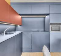 Predaj luxusný 2-izbový byt, 52 m2, Továrenská ul, SKY PARK - Štýlová kuchyňa v 2-izbovom byte s minimalistickými skrinkami a podlahou s dreveným dekorom.