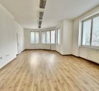Kancelárske priestory na prenájom, Trenčín, ul. M.R.Štefánika - Kancelárie s veľkými oknami a podlahou s dreveným dekorom.