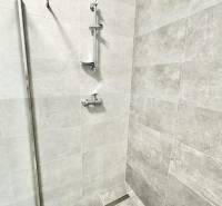 Kancelárske priestory na prenájom, Trenčín, ul. M.R.Štefánika - Sprchový kút s modernými obkladmi a nerezovými doplnkami v kancelárii.