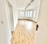 Kancelárske priestory na prenájom, Trenčín, ul. M.R.Štefánika - Svetlé kancelárie s podlahou s dreveným dekorom a veľkými oknami.