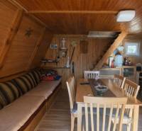 Horská chata na predaj Oščadnica - Interiér chaty s dreveným obložením, schodmi a podlahou s dreveným dekorom.