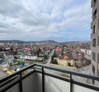 PRENÁJOM 3 izbový byt  Košice Residence Albelli - Staré Mesto - Balkónový výhľad na panorámu zo 3-izbového bytu na Alvinczyho ulici v Košiciach.