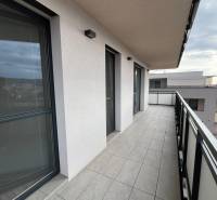 PRENÁJOM 3 izbový byt  Košice Residence Albelli - Staré Mesto - Balkón 3-izbového bytu s dlažbou a výhľadom v Košiciach na Alvinczyho ulici.