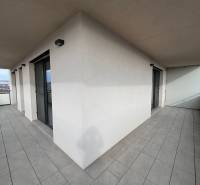 PRENÁJOM 3 izbový byt  Košice Residence Albelli - Staré Mesto - Balkón 3-izbového bytu s panoramatickým výhľadom z ulice Alvinczyho, mestská časť Staré Mesto, Košice.