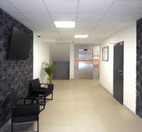 3-izbový byt s garážovým státím – Košice Západ, ul. Topoľčianska - Predsieň v 3-izbovom byte s TV na stene a výťahom v pozadí.