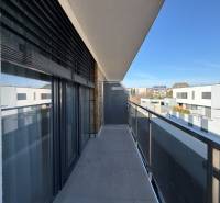 3-izbový byt s garážovým státím – Košice Západ, ul. Topoľčianska - Balkón v 3-izbovom byte s pohľadom na ulicu v Košiciach, mestská časť Západ, Topoľčianska.