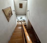 Exk. viacgeneračný RD vo Veľkom Orvišti pri Piešťanoch REZERVOVANÝ - Schodisko v rodinnom dome s obrazom na stene a rastlinou pri okne.