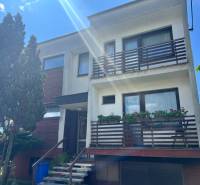 Exk. viacgeneračný RD vo Veľkom Orvišti pri Piešťanoch REZERVOVANÝ - Rodinný dom na Tálovej ulici vo Veľkom Orvišti s dvoma balkónmi, drevinami a garážou.