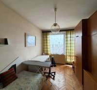 Exk. viacgeneračný RD vo Veľkom Orvišti pri Piešťanoch REZERVOVANÝ - Izba v rodinnom dome s podlahou s dreveným dekorom, gaučom a veľkou skriňou.