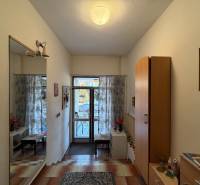 Exk. viacgeneračný RD vo Veľkom Orvišti pri Piešťanoch REZERVOVANÝ - Vstupná hala v rodinnom dome s dlažbou, zrkadlom a dekoratívnym osvetlením.