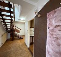 Exk. viacgeneračný RD vo Veľkom Orvišti pri Piešťanoch REZERVOVANÝ - Chodba s otvorenými schodmi v rodinnom dome, podlaha s dreveným dekorom.