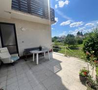 Exk. viacgeneračný RD vo Veľkom Orvišti pri Piešťanoch REZERVOVANÝ - Rodinný dom na Tálovej ulici vo Veľkom Orvišti s terasou a záhradou na slnečný deň.